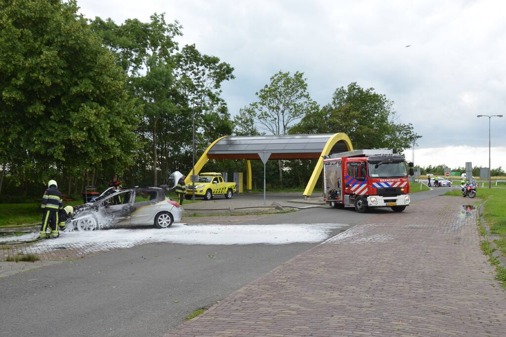 Auto brandt volledig uit OK Tankstation De Mieden