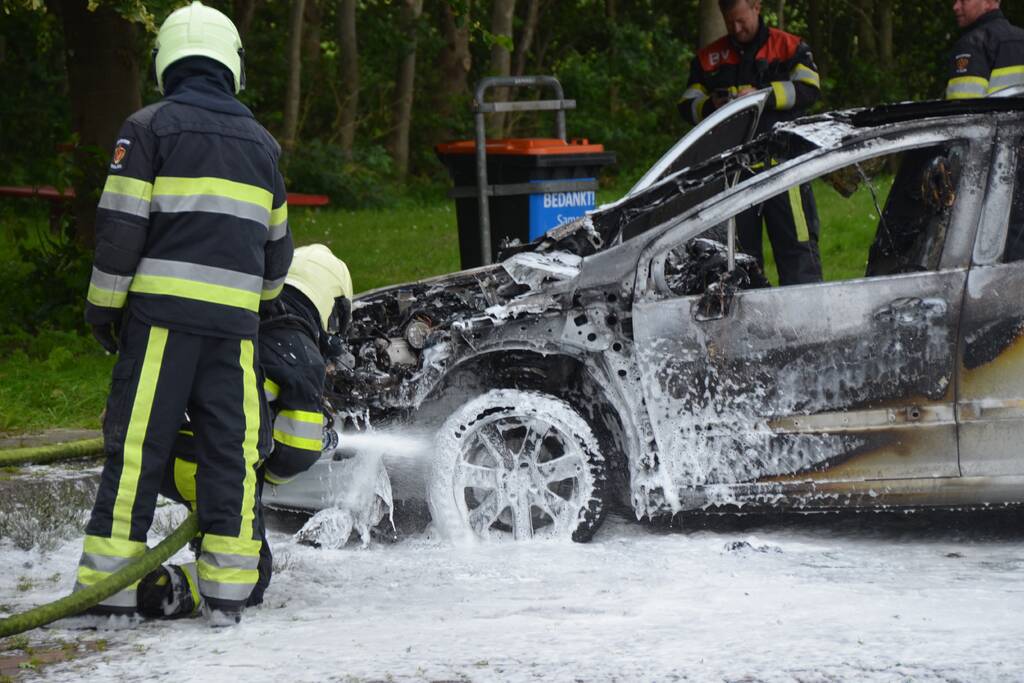 Auto brandt volledig uit OK Tankstation De Mieden