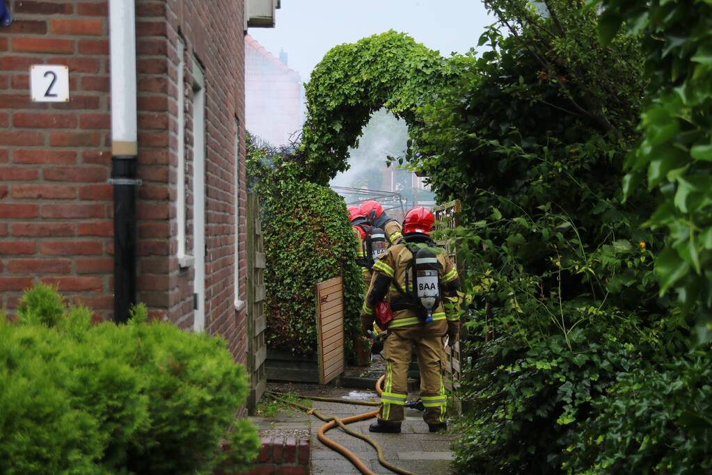 Schuur achter woning verwoest door brand