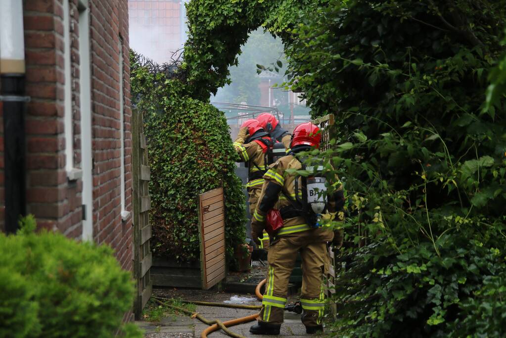 Schuur achter woning verwoest door brand