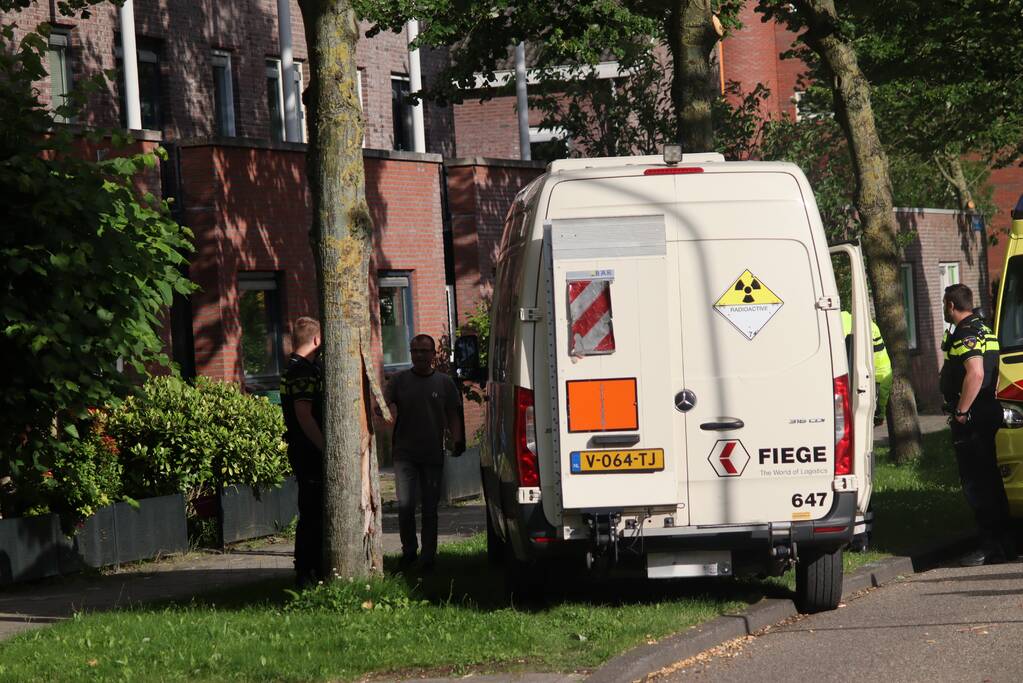 Bus met mogelijke gevaarlijke stoffen rijdt tegen boom