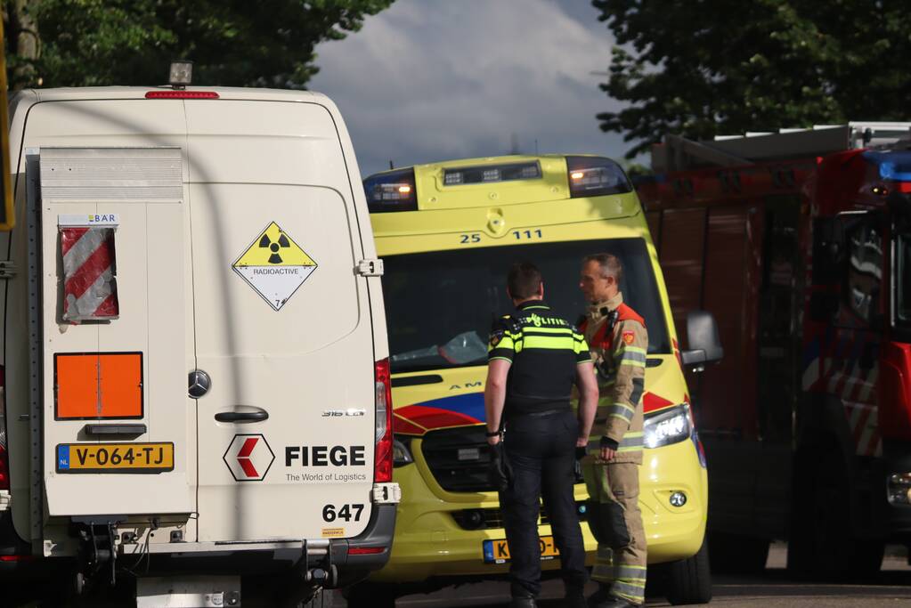 Bus met mogelijke gevaarlijke stoffen rijdt tegen boom