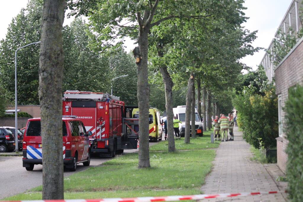 Bus met mogelijke gevaarlijke stoffen rijdt tegen boom