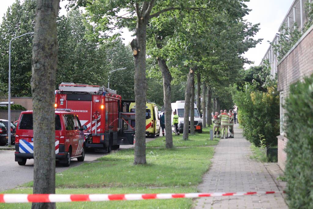 Bus met mogelijke gevaarlijke stoffen rijdt tegen boom
