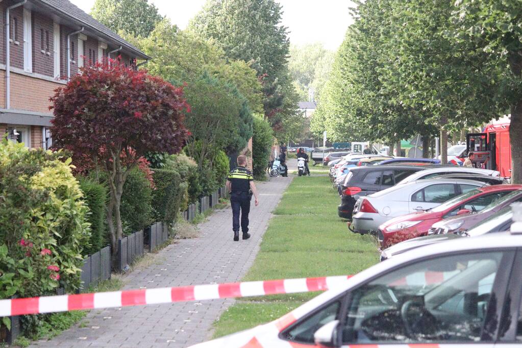 Bus met mogelijke gevaarlijke stoffen rijdt tegen boom