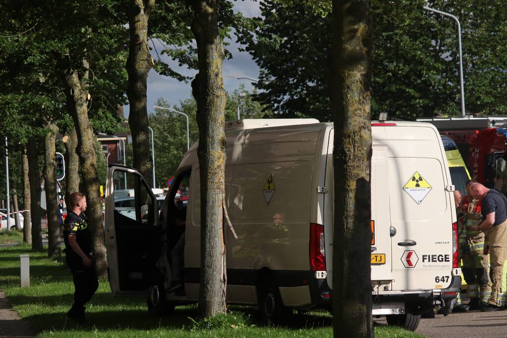 Bus met mogelijke gevaarlijke stoffen rijdt tegen boom