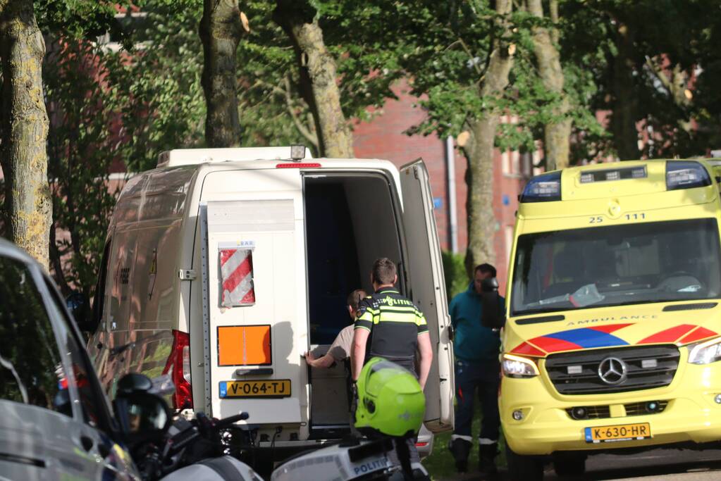 Bus met mogelijke gevaarlijke stoffen rijdt tegen boom