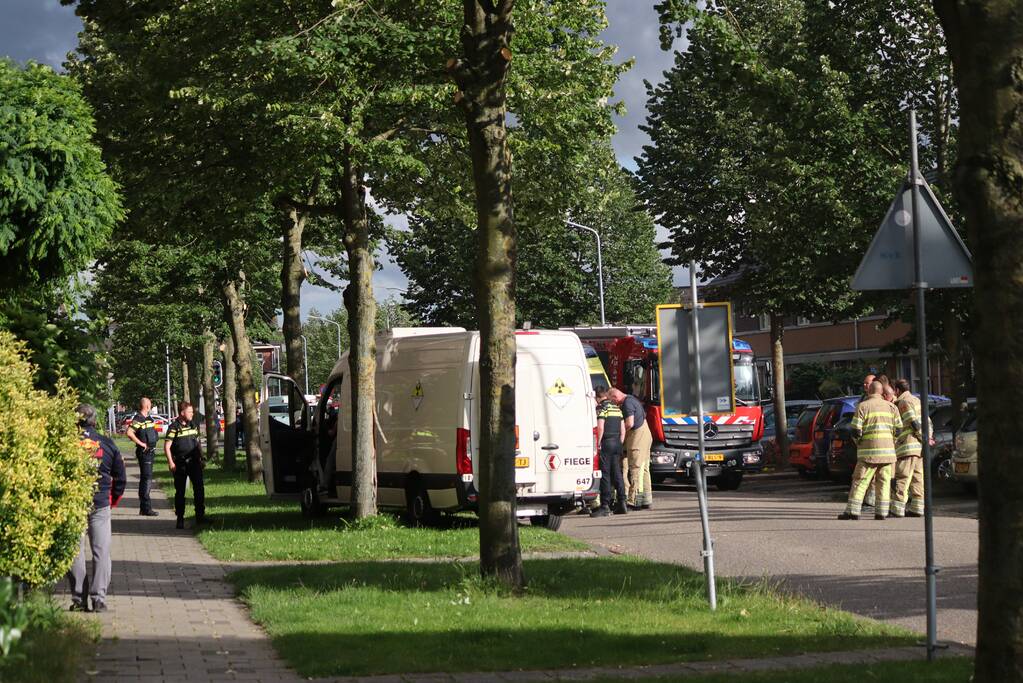 Bus met mogelijke gevaarlijke stoffen rijdt tegen boom