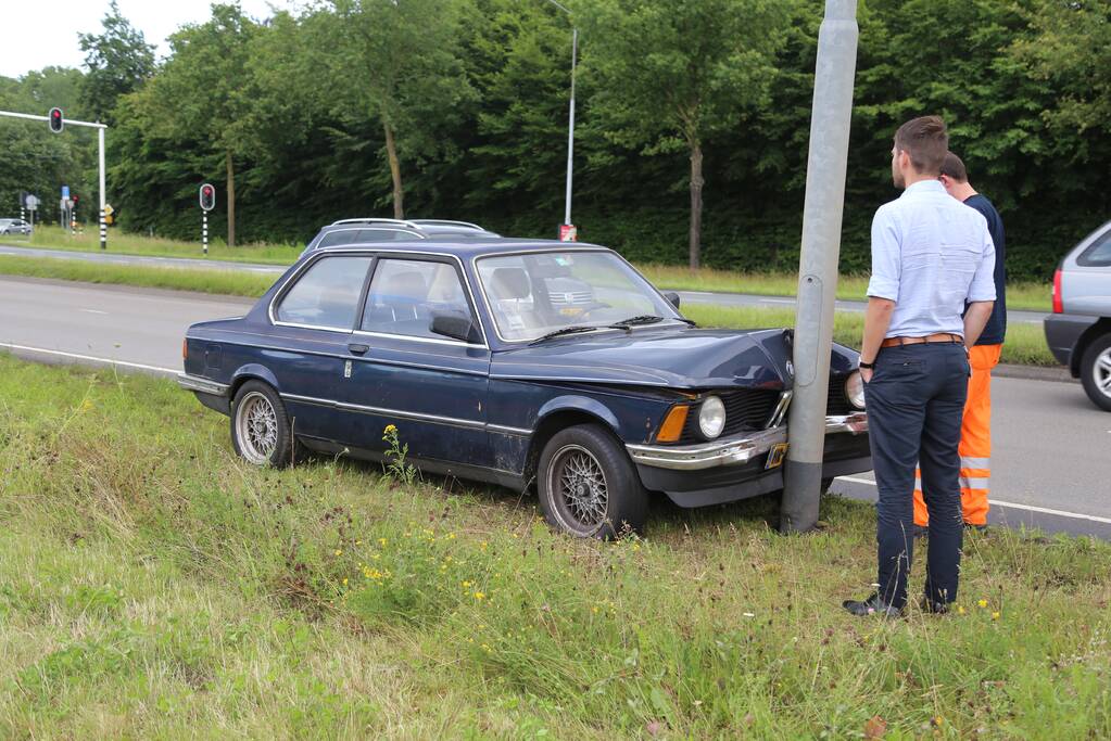 Auto rijdt tegen lantaarnpaal