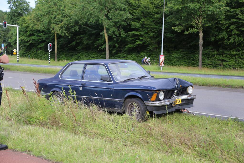 Auto rijdt tegen lantaarnpaal