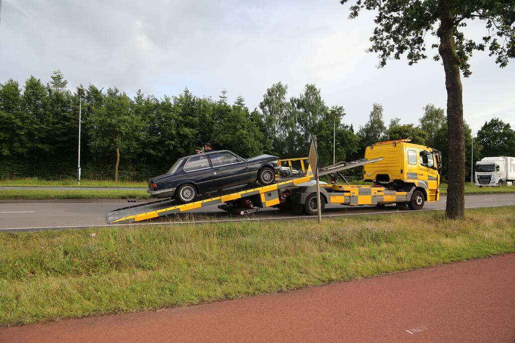 Auto rijdt tegen lantaarnpaal