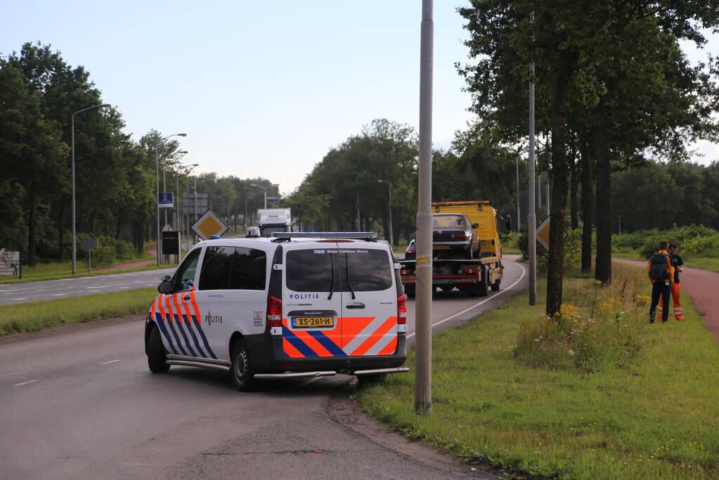 Auto rijdt tegen lantaarnpaal