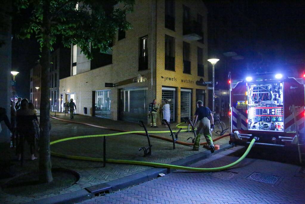 Brandweer blust grote brand op balkon