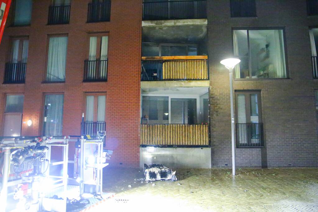 Brandweer blust grote brand op balkon