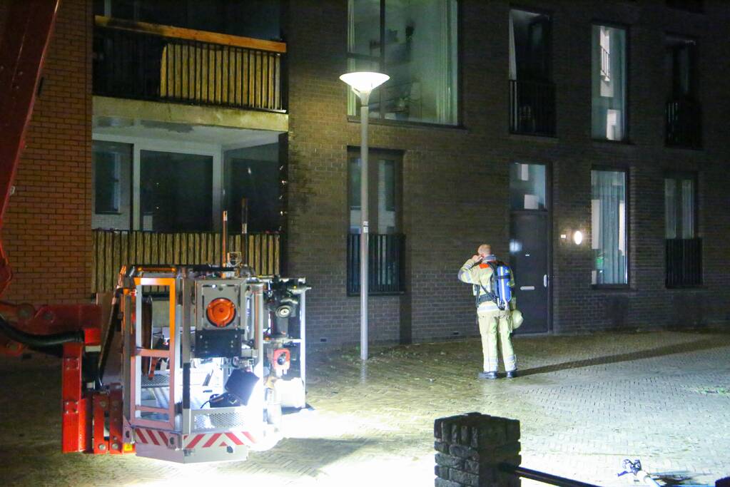 Brandweer blust grote brand op balkon