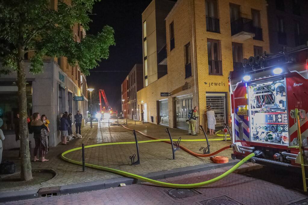 Brandweer blust grote brand op balkon