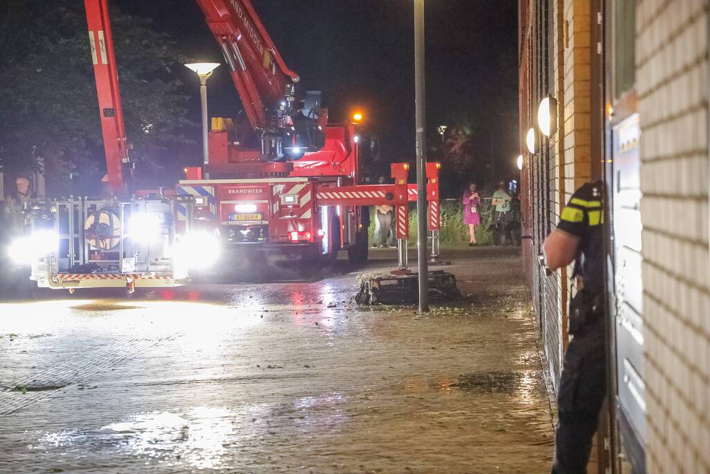Brandweer blust grote brand op balkon