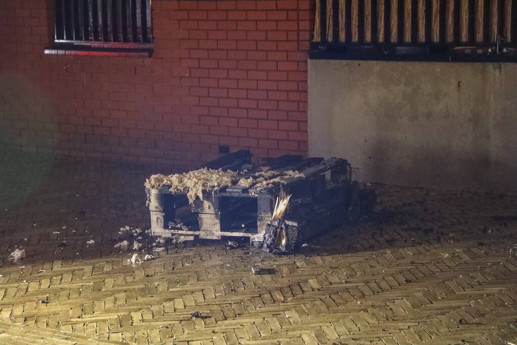 Brandweer blust grote brand op balkon