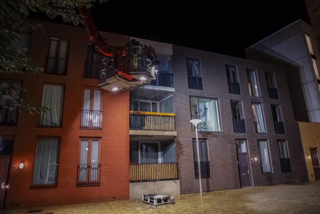 Brandweer blust grote brand op balkon