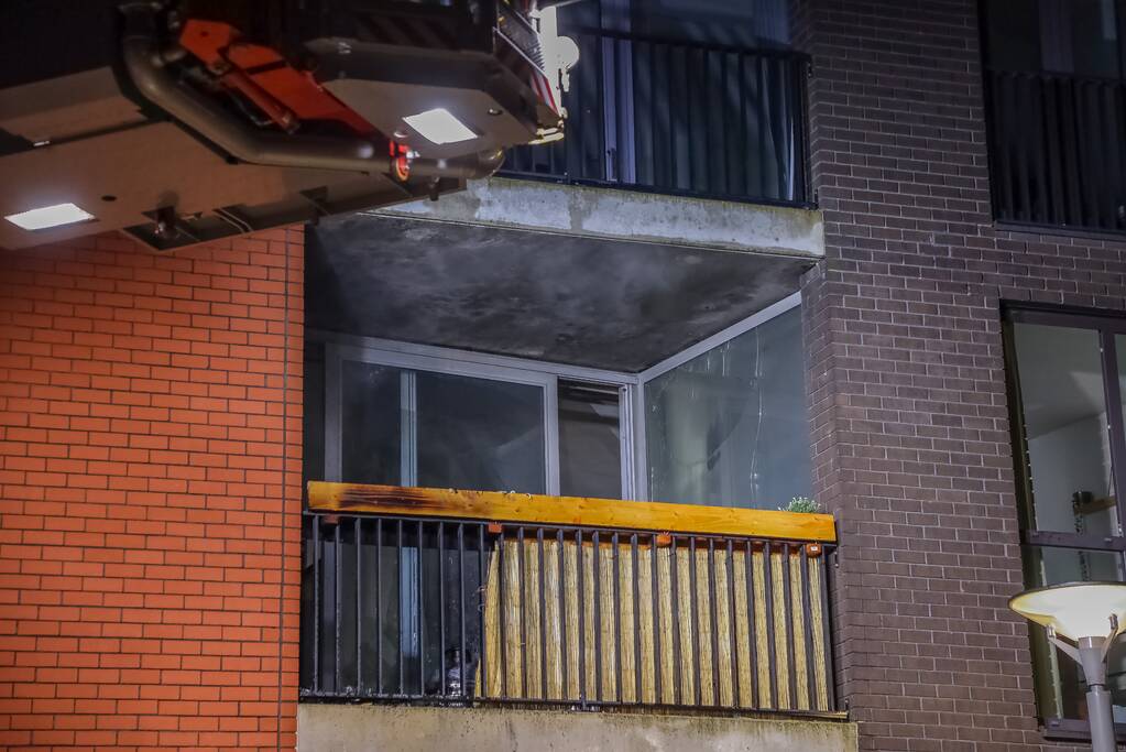 Brandweer blust grote brand op balkon