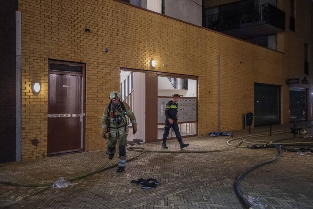 Brandweer blust grote brand op balkon