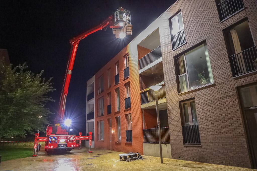 Brandweer blust grote brand op balkon
