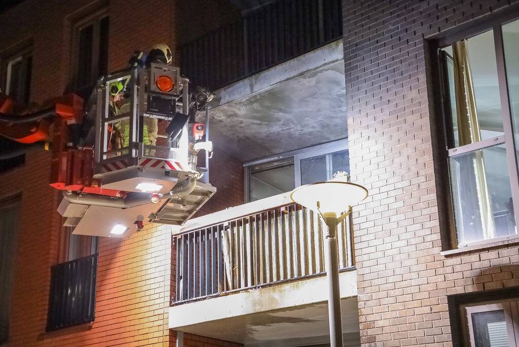 Brandweer blust grote brand op balkon