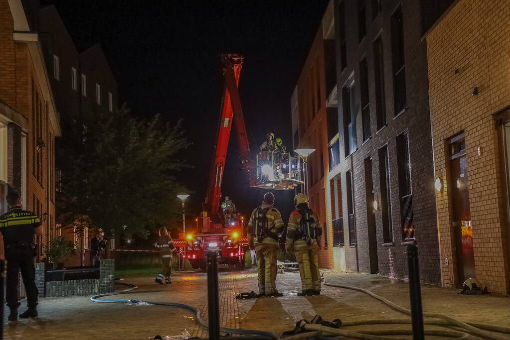 Brandweer blust grote brand op balkon