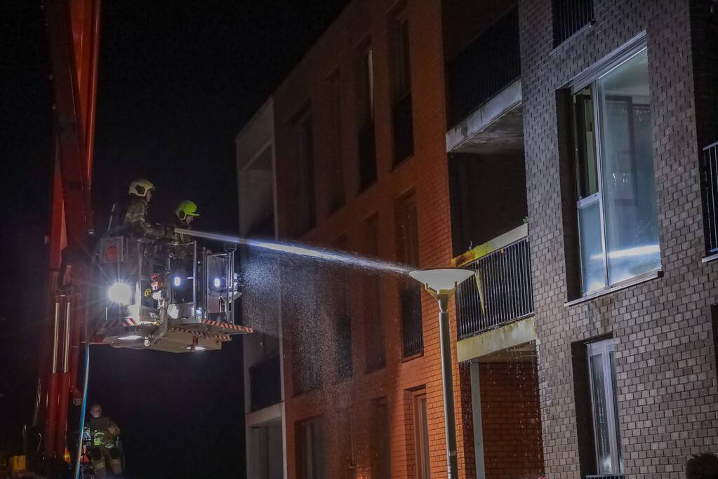 Brandweer blust grote brand op balkon