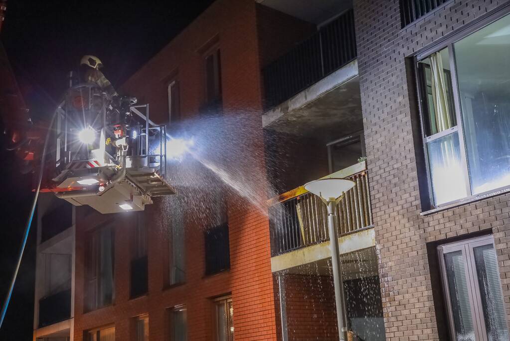 Brandweer blust grote brand op balkon
