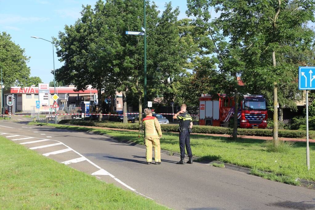 Gasleiding geraakt bij graafwerkzaamheden naast tankstation