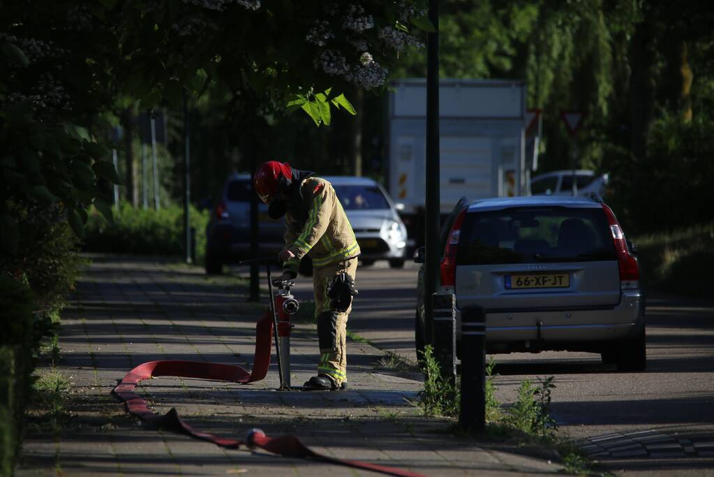 Gasleiding geraakt bij graafwerkzaamheden naast tankstation