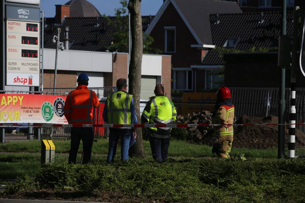 Gasleiding geraakt bij graafwerkzaamheden naast tankstation
