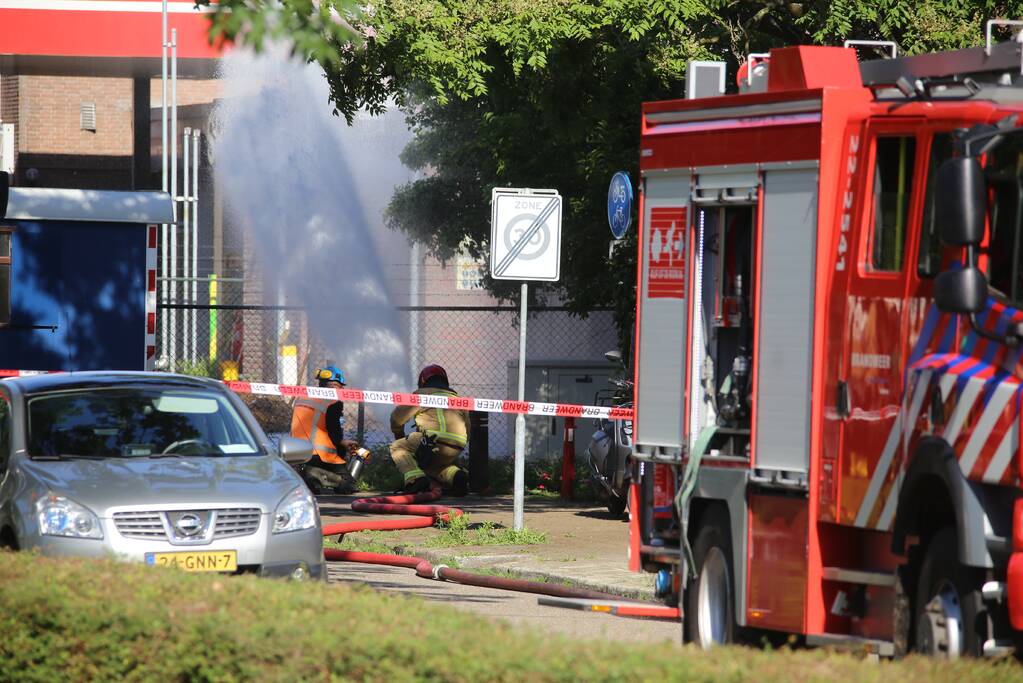Gasleiding geraakt bij graafwerkzaamheden naast tankstation