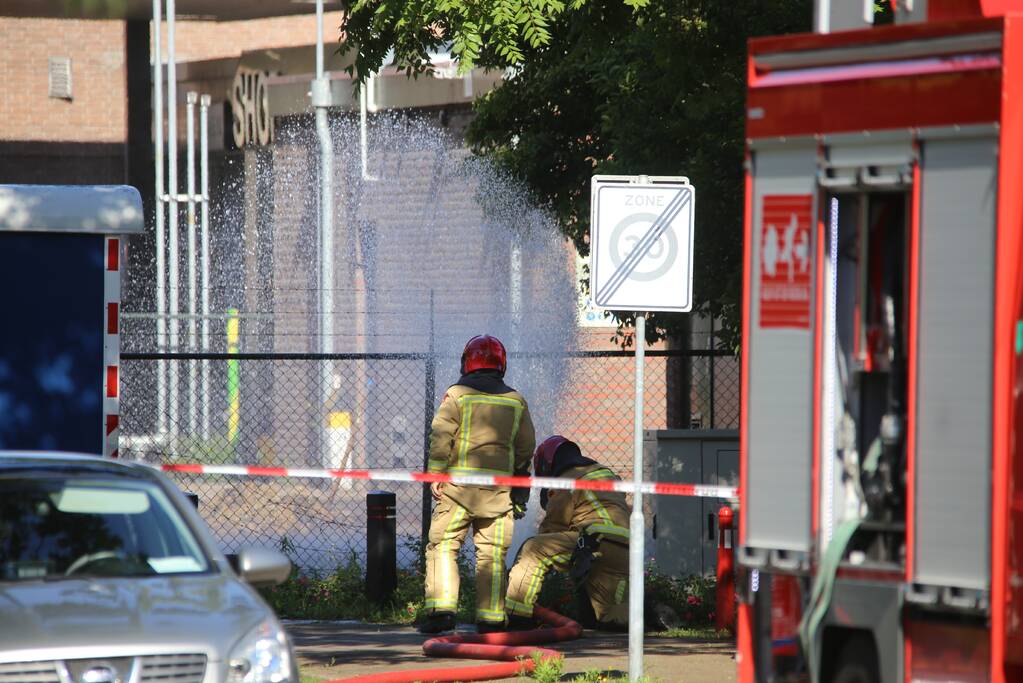 Gasleiding geraakt bij graafwerkzaamheden naast tankstation