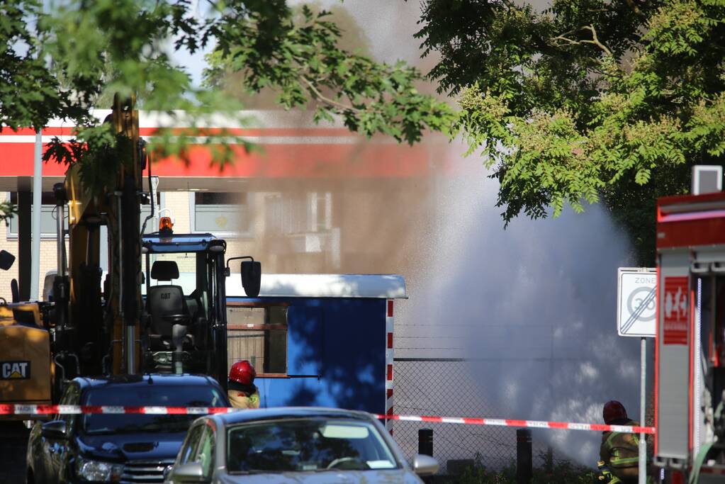 Gasleiding geraakt bij graafwerkzaamheden naast tankstation