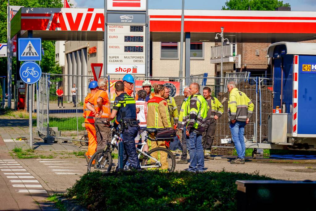 Gasleiding geraakt bij graafwerkzaamheden naast tankstation