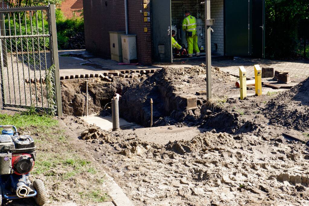 Gasleiding geraakt bij graafwerkzaamheden naast tankstation