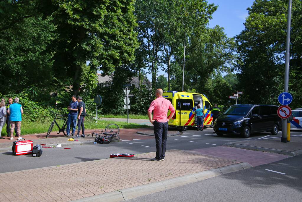 Overstekende fietser gewond bij botsing met taxibus