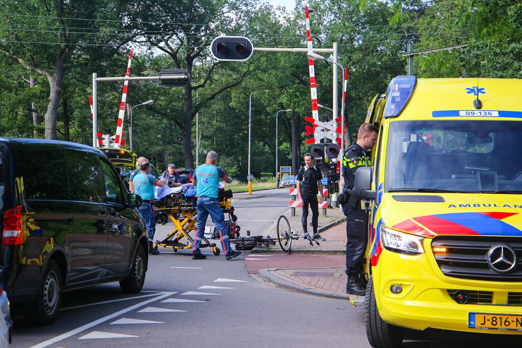 Overstekende fietser gewond bij botsing met taxibus