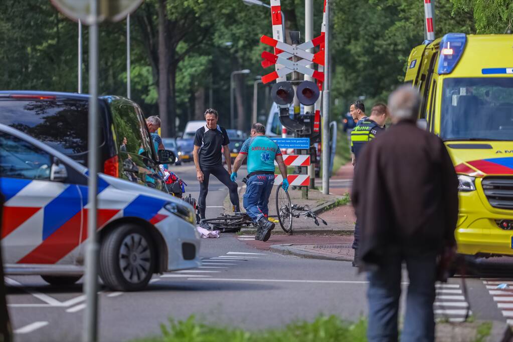 Overstekende fietser gewond bij botsing met taxibus