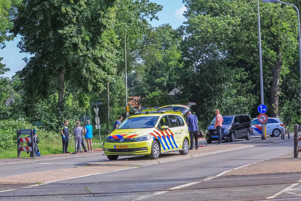 Overstekende fietser gewond bij botsing met taxibus