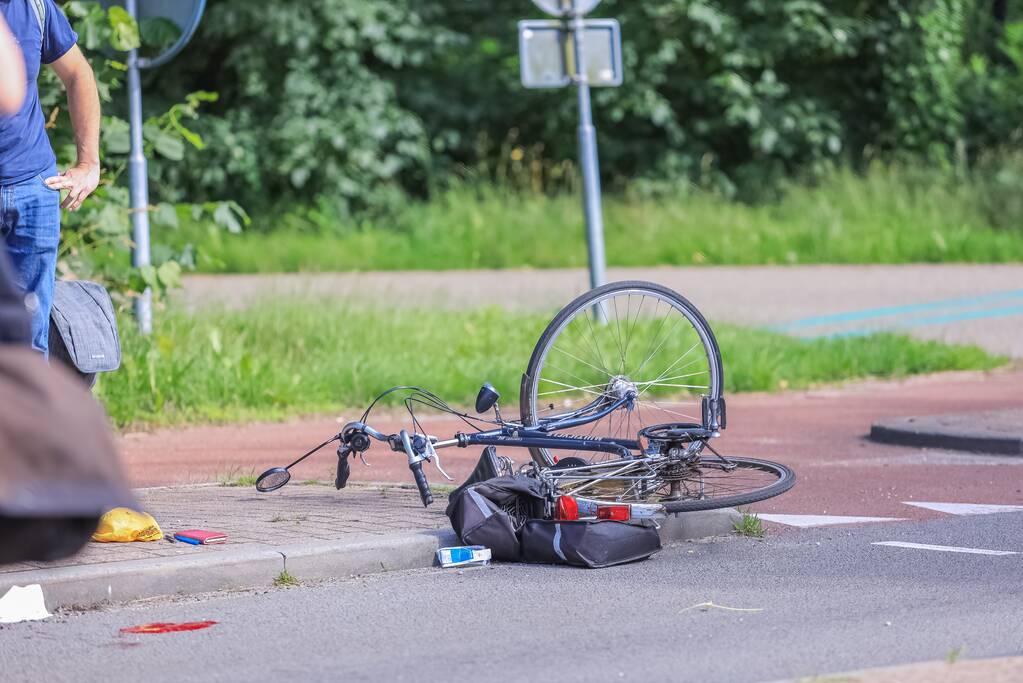 Overstekende fietser gewond bij botsing met taxibus