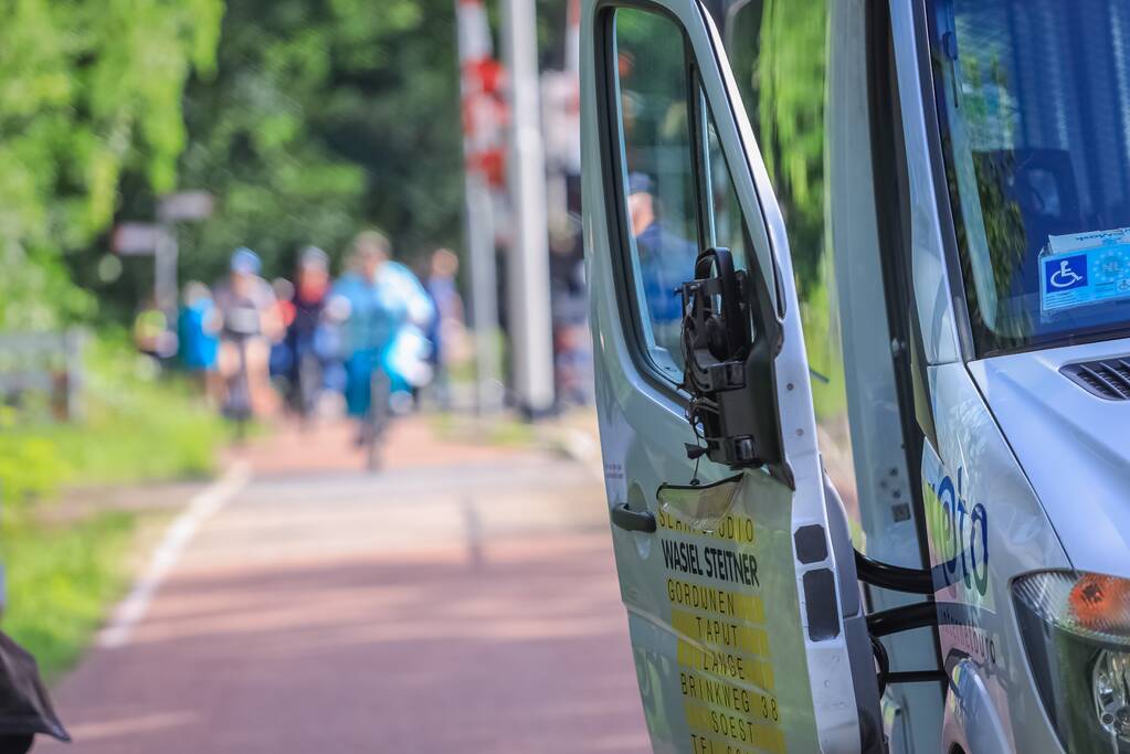 Overstekende fietser gewond bij botsing met taxibus