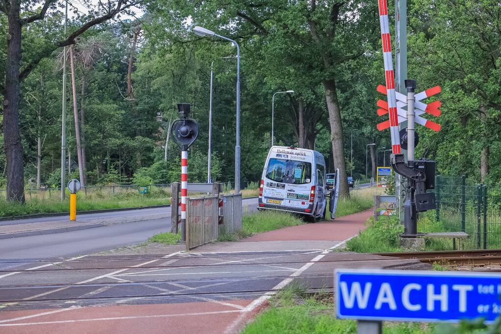Overstekende fietser gewond bij botsing met taxibus