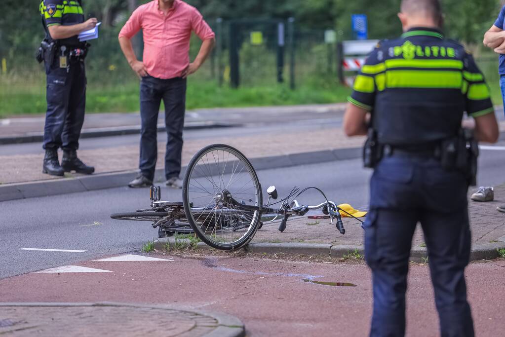 Overstekende fietser gewond bij botsing met taxibus