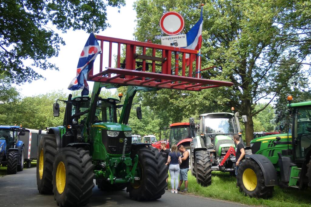 Boeren voeren actie bij provinciehuis