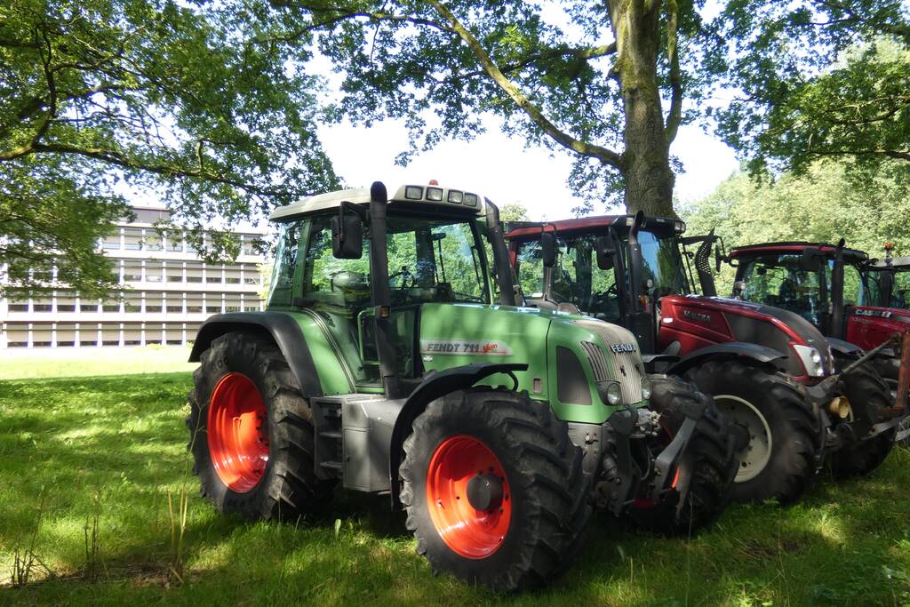 Boeren voeren actie bij provinciehuis