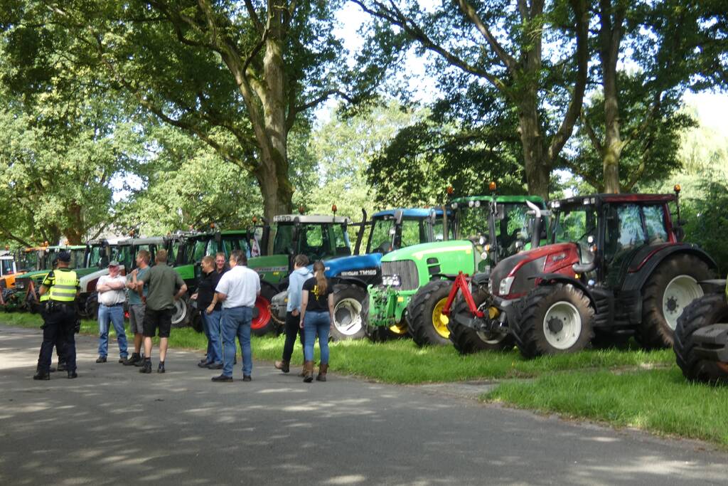Boeren voeren actie bij provinciehuis