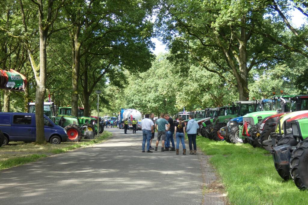 Boeren voeren actie bij provinciehuis